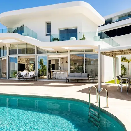 With Panoramic Ocean Views In Torviscas Alto Villa *